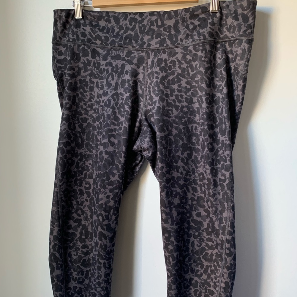 Gap Fit Womens XL Regular athletic cropped leggings camo animal print EUC